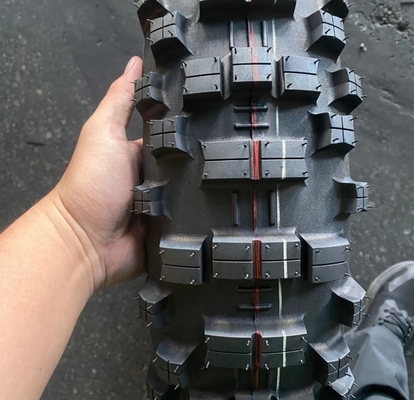 モーターサイクルのタイヤ コンボス ゴム素材 A級